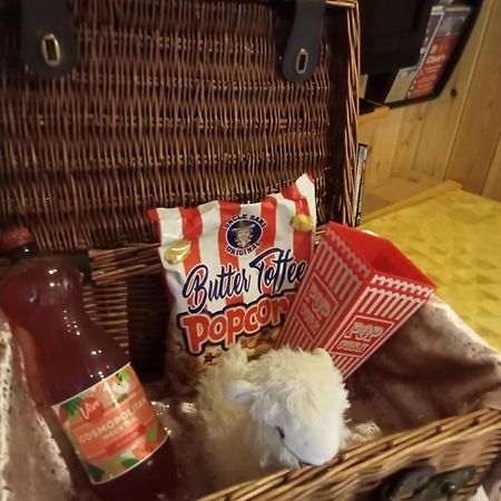 'Morris' The Shepherd'S Hut And Woodland Hot Tub Experience カーマーゼン エクステリア 写真