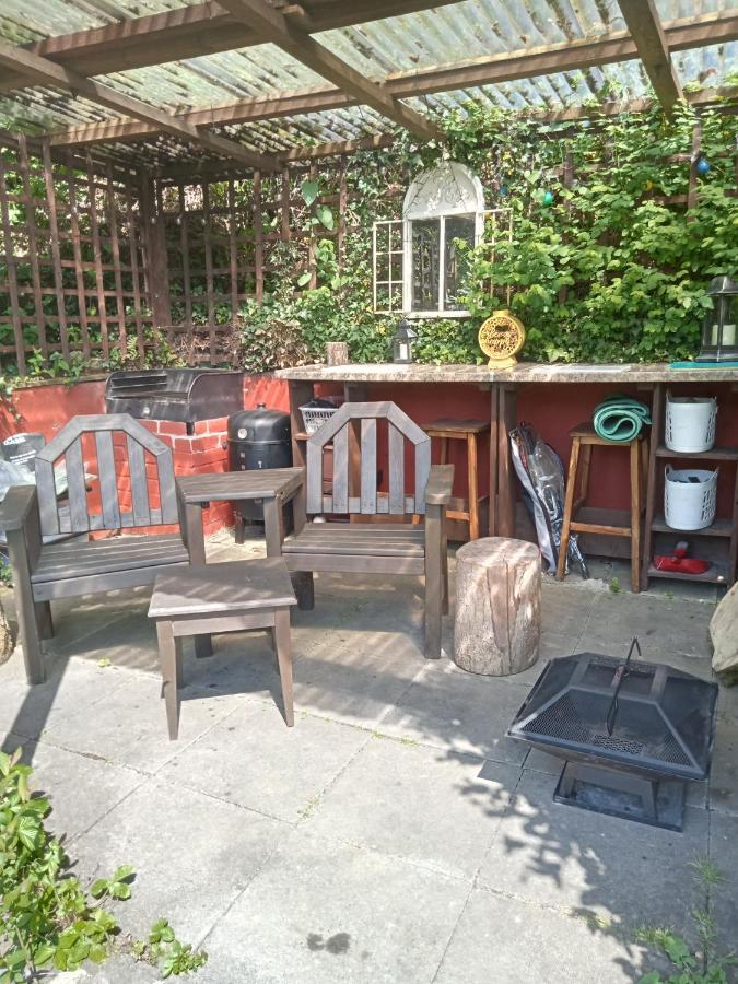 'Morris' The Shepherd'S Hut And Woodland Hot Tub Experience カーマーゼン エクステリア 写真