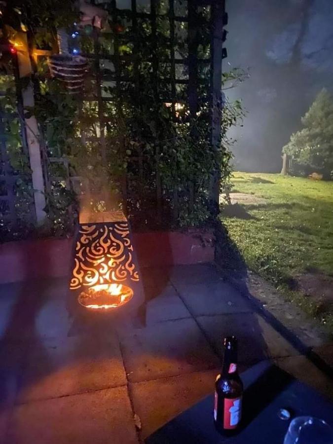 'Morris' The Shepherd'S Hut And Woodland Hot Tub Experience カーマーゼン エクステリア 写真